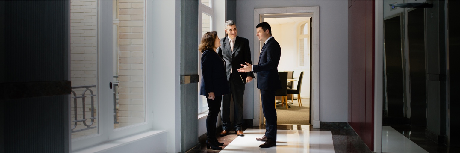 Échange entre consultants ANALYSTS dans les bureaux