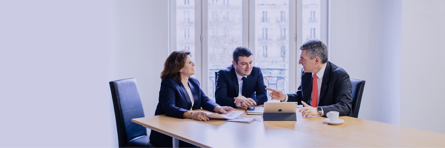 Réunion ANALYSTS autour d’une table
